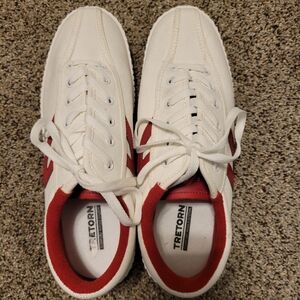 Tretorn sz 9m tennis shoes/walking shoes